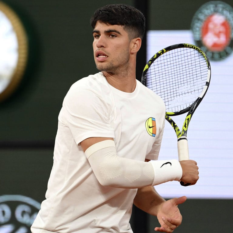 When will Carlos Alcaraz play his first round at 2024 Roland Garros?