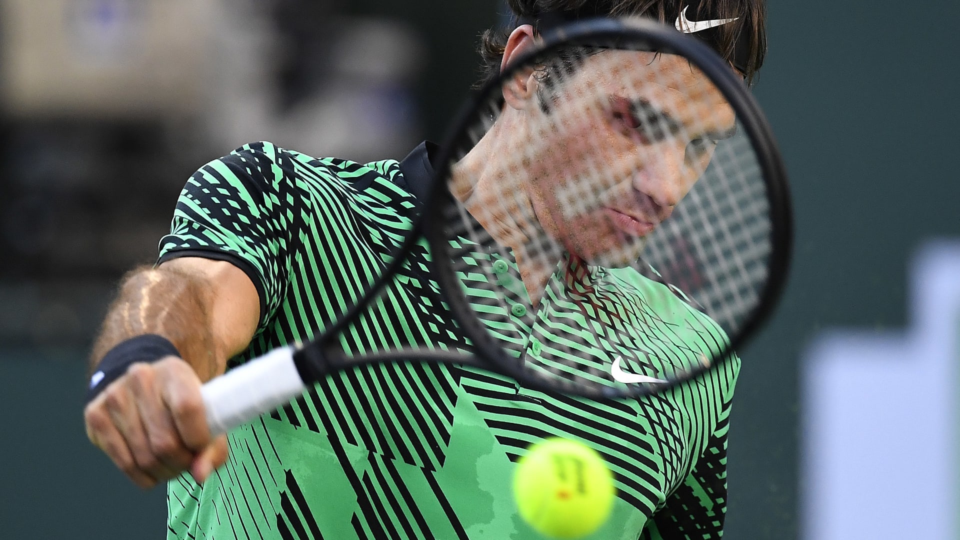Banket Locomotief Merchandiser Roger Federer credits switch to bigger racquet for improved backhand