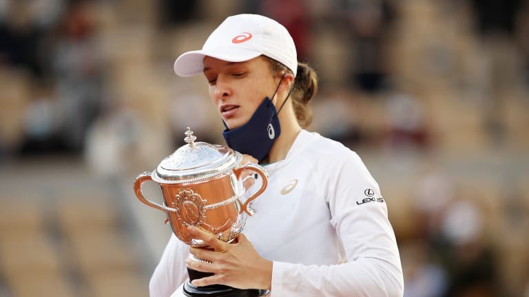 Swiatek's unusual Roland Garros victory brings unusual title defense