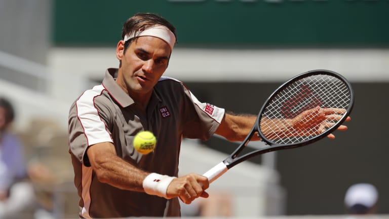Federer ties Evert's record with 54th major quarterfinal showing