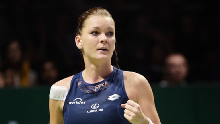 1-2 Steps: Radwanska, Kvitova surprise in Singapore semifinals
