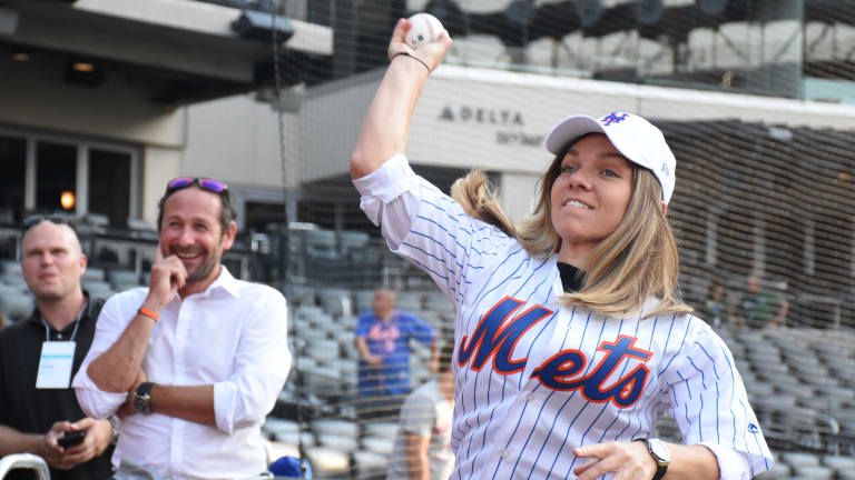 WATCH: Halep throws
out first pitch at
NY Mets game