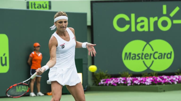 Bacsinszky makes her own luck in three-set win over Halep in Miami