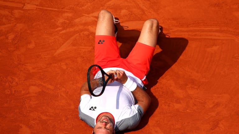 Top 5 photos (6/4): Wawrinka, Federer take delay in stride; Konta wins