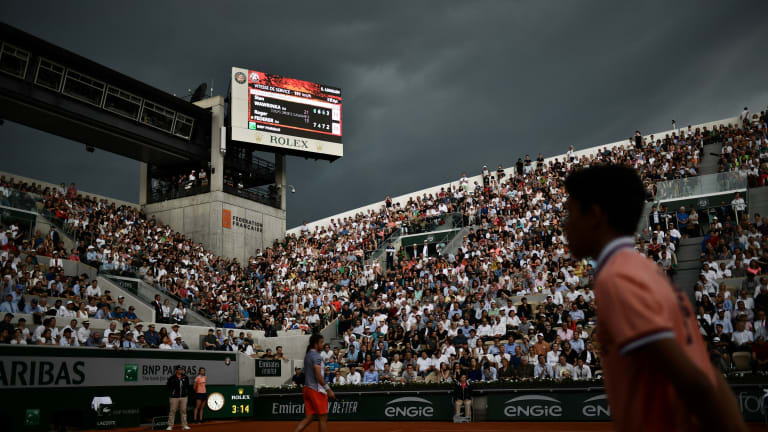 Top 5 photos (6/4): Wawrinka, Federer take delay in stride; Konta wins