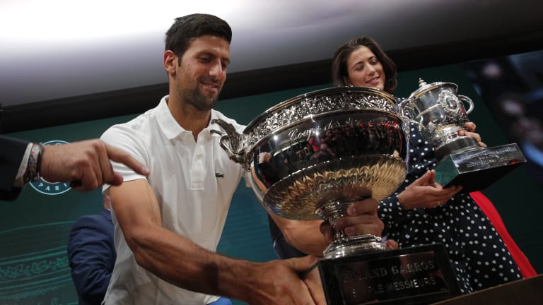 Muguruza, Djokovic
"return" Roland 
Garros trophies