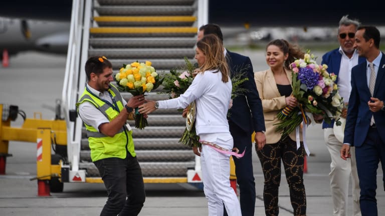 Wimbledon champion
Simona Halep returns
home