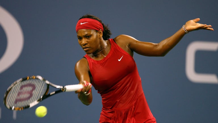 Serena keeps it 
simple in all-red 
Nike ensemble
