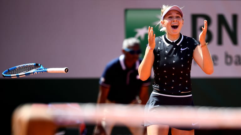 Amanda Anisimova overpowers defending French Open champ Simona Halep