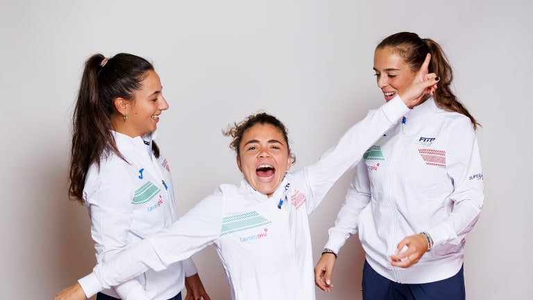 Lucrezia Stefanini, Jasmine Paolini and Lucia Bronzetti have a little fun with Team Italy’s portrait session.