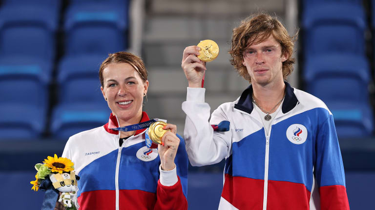 Anastasia Pavlyuchenkova and Andrey Rublev defeat Elena Vesnina and Aslan Karatsev for the Gold Medal in Tokyo.