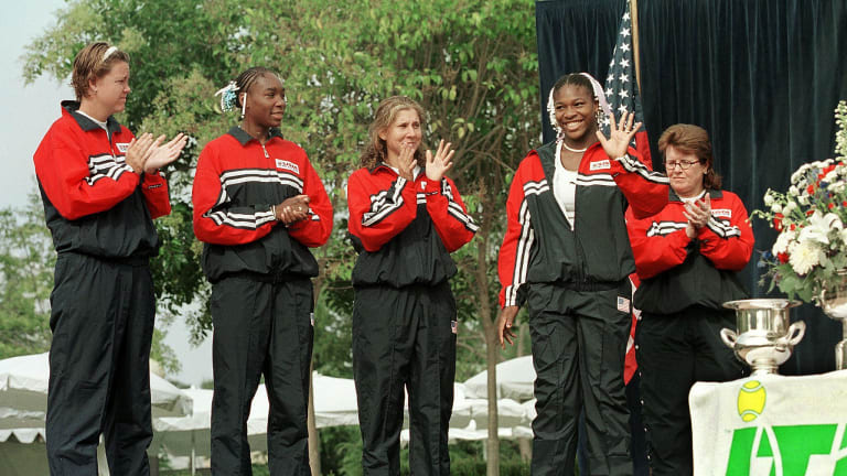 Davenport during the 1999 Fed Cup ceremonies, alongside Venus Williams, Monica Seles, Serena Williams (what a roster!) and U.S. captain Billie Jean King.