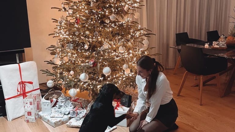 Top 5 Photos 12/25: 
Bouchard gets 
festive on the court