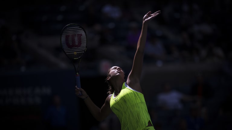 Photo of the Day:
Keys pulls off huge
comeback on Ashe