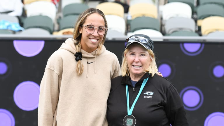 Madison Keys awards a Medal of Kindness to April Gift in Charleston.