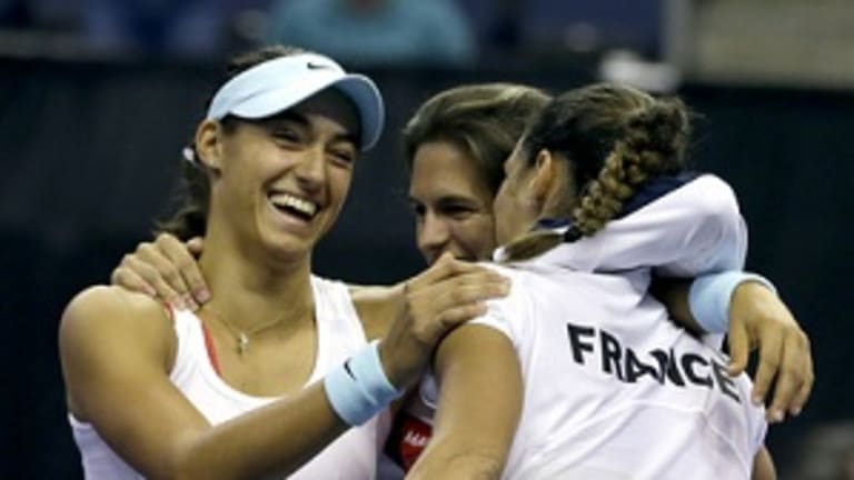 France rallies past U.S. 3-2 in Fed Cup