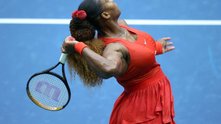 Serena keeps it 
simple in all-red 
Nike ensemble