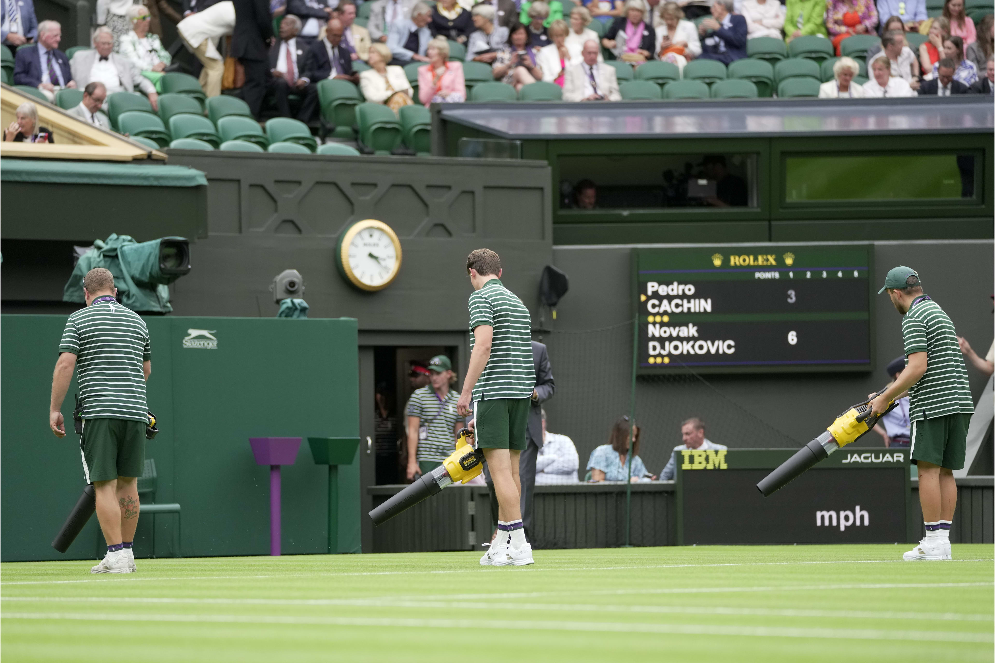 Wimbledon uses leaf blowers to dry the grass on Centre Court after rain