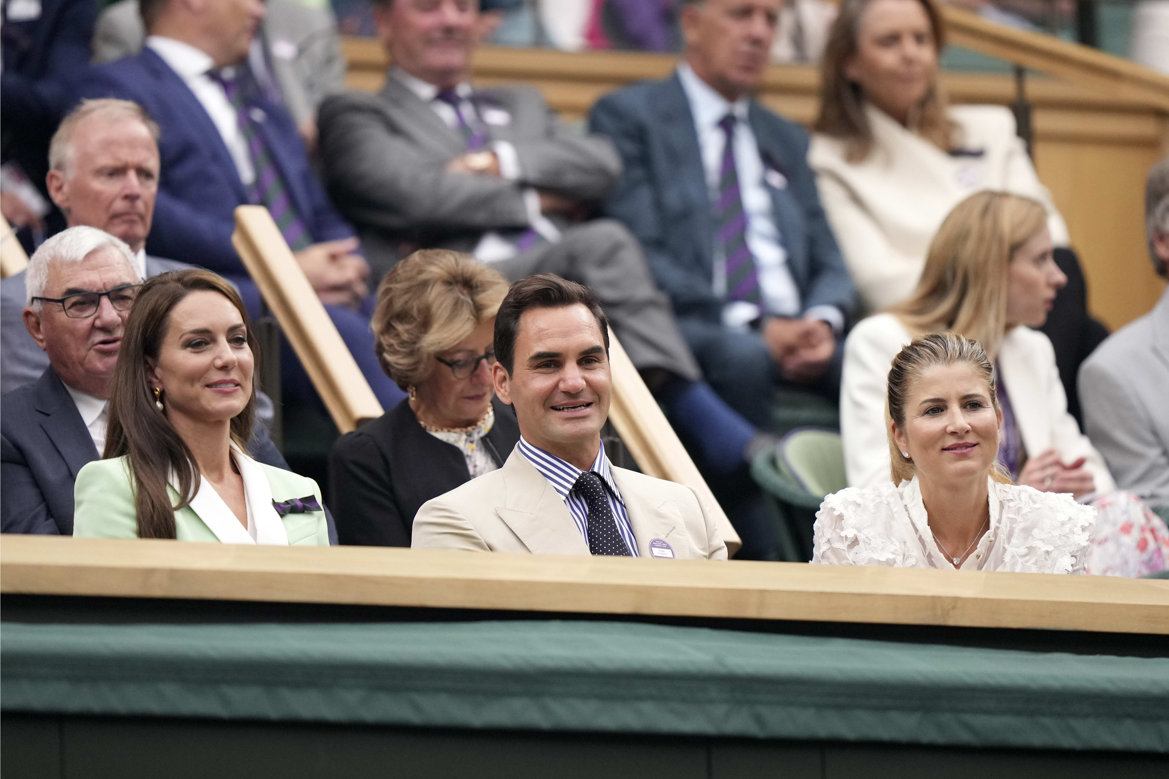 Roger Federer welcomed back to Centre Court for first time since