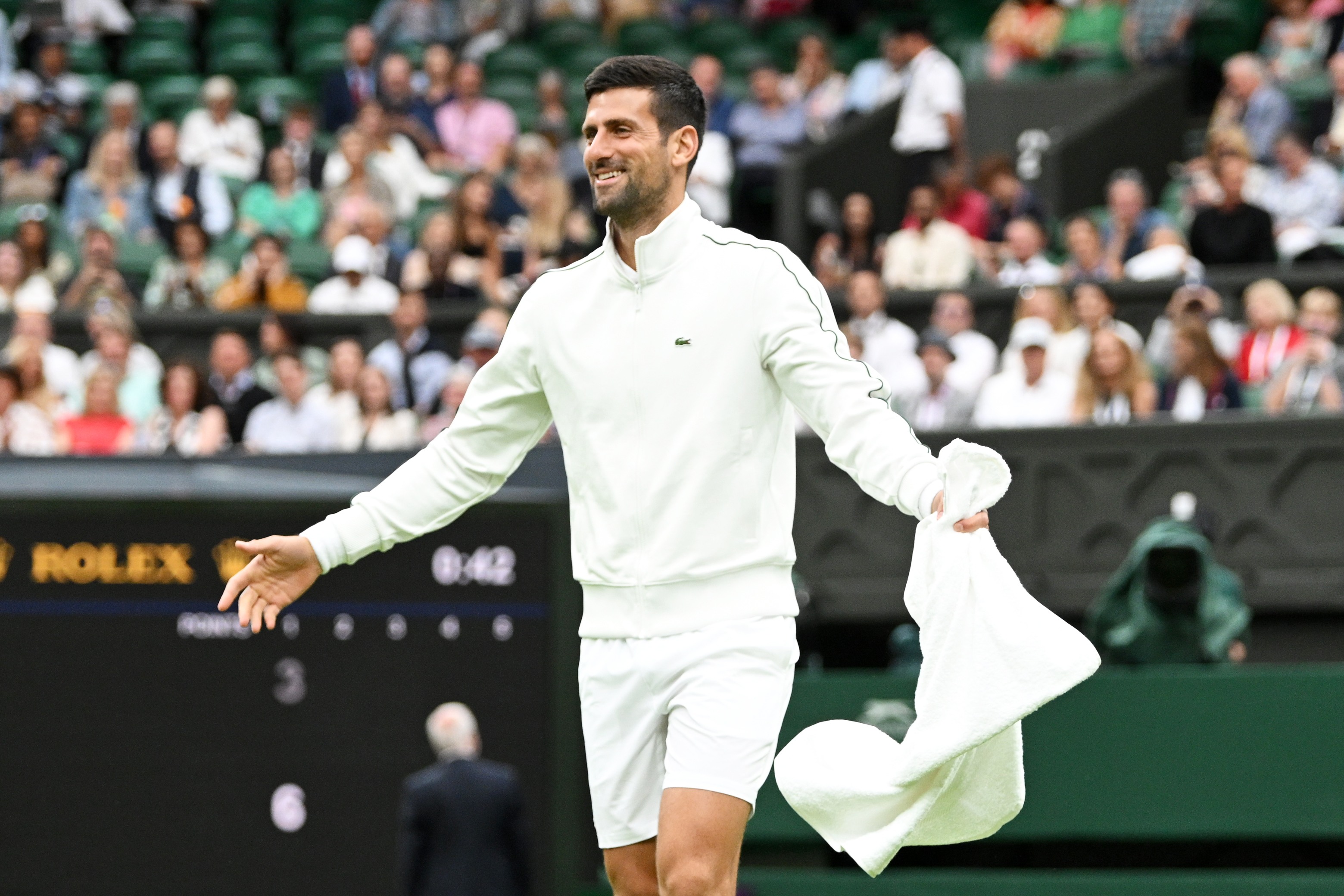 Novak Djokovic gets hands-on during bizarre Centre Court rain delay