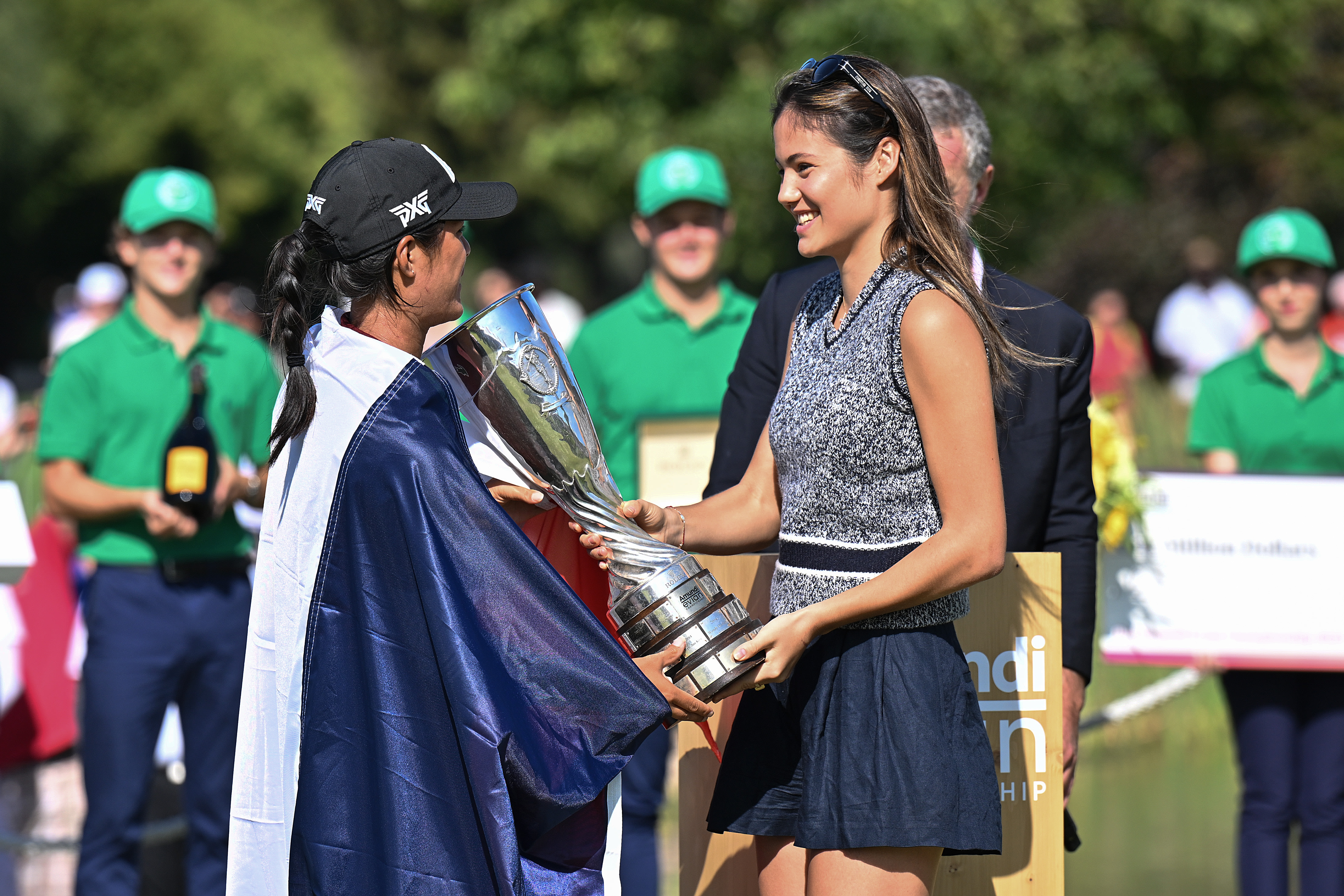 Emma Raducanu presents trophy to Evian Championship winner Céline Boutier
