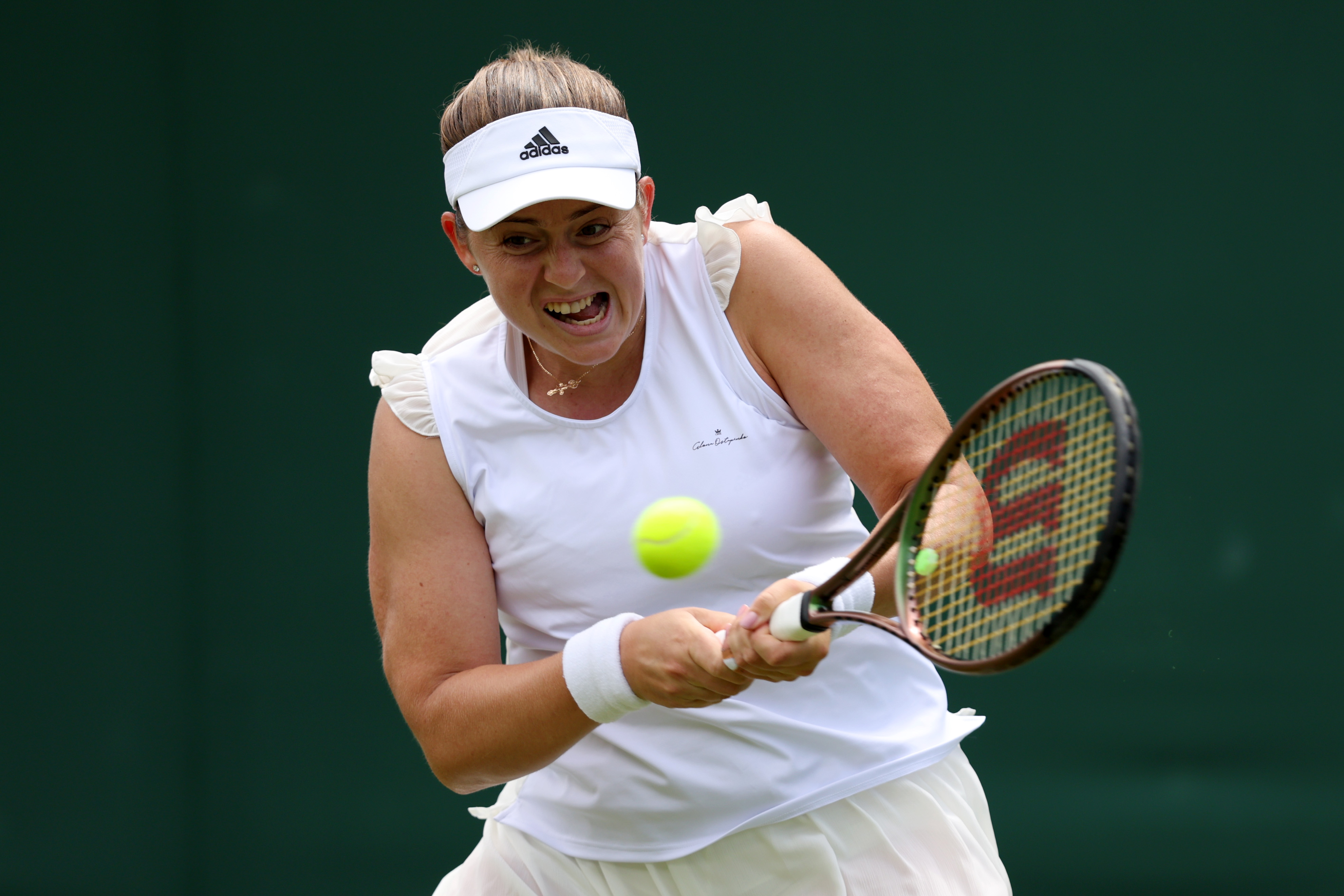 Beschikbaar Vertrouwen Sceptisch Jelena Ostapenko tests Wimbledon dress code with two-toned outfit during  opening win