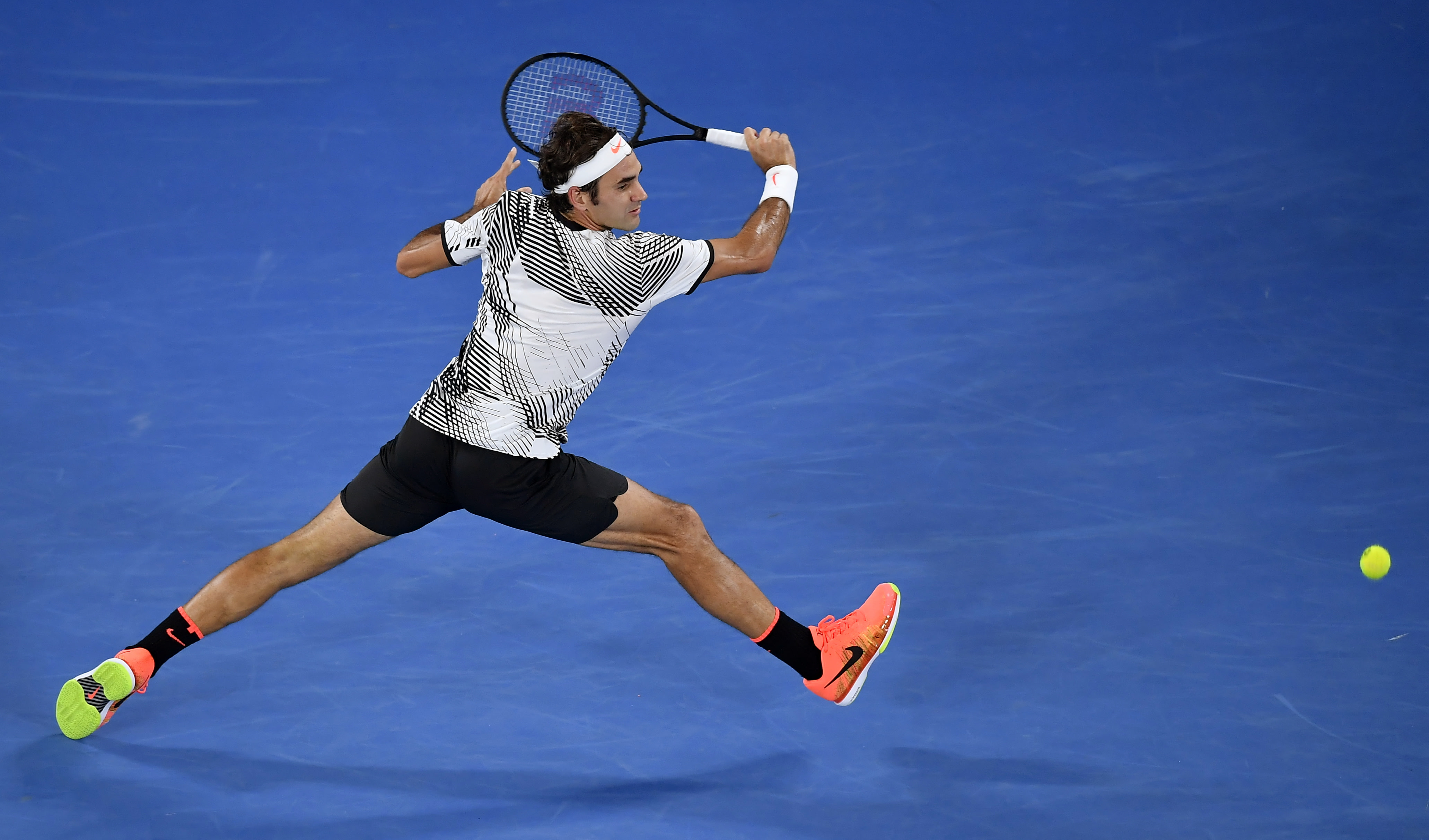 Удар в теннисе 7. Бэкхенд Роджер Федерер. Roger Federer backhand. Одноручный бэкхенд. Федерер бекхенд прыжок.