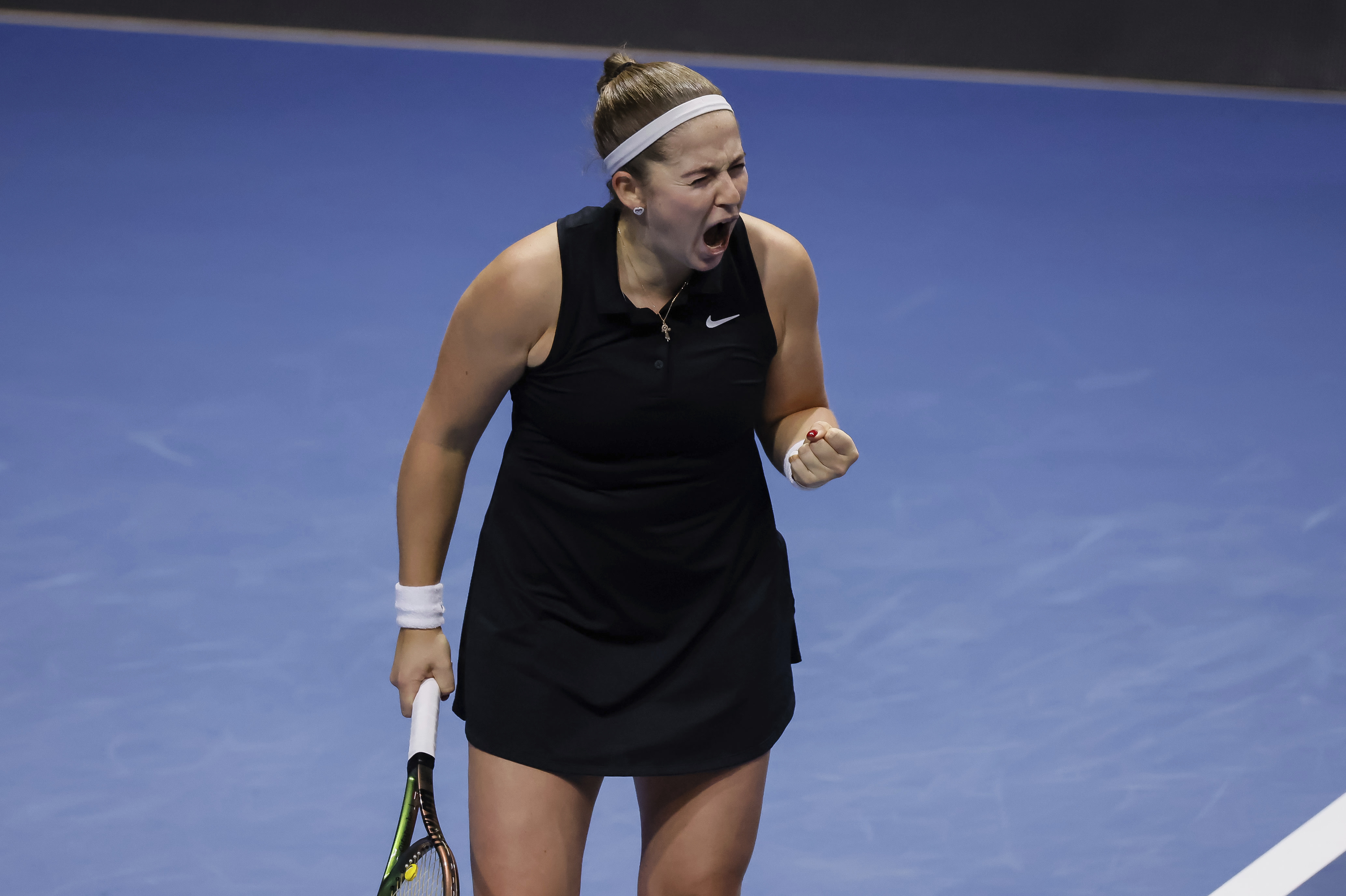 Jelena Ostapenko continues upward trend after 64-winner, three-set win in St