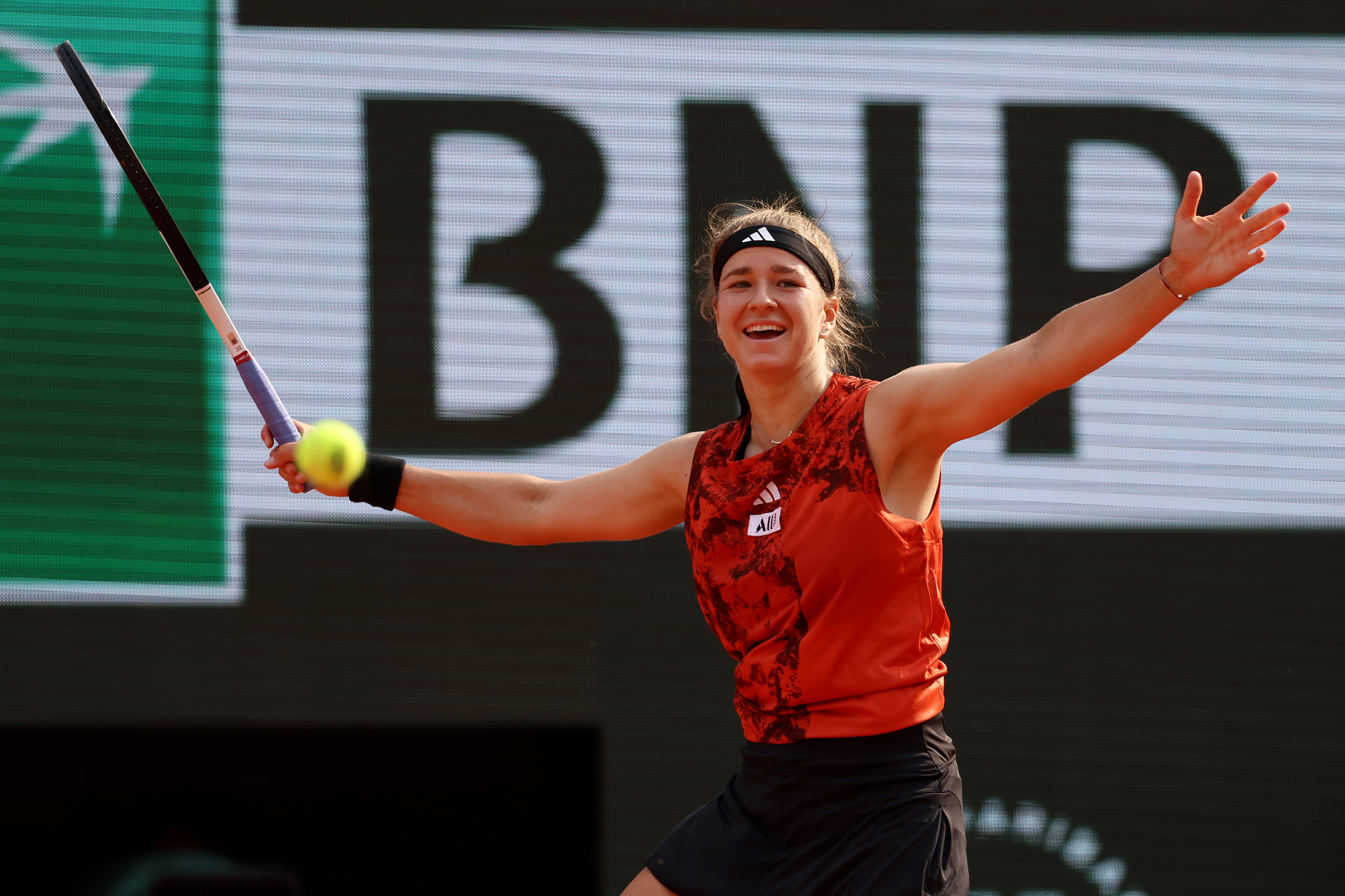 Karolina Muchova saves match point, wins final 5 games to outlast Sabalenka  in Roland Garros semis