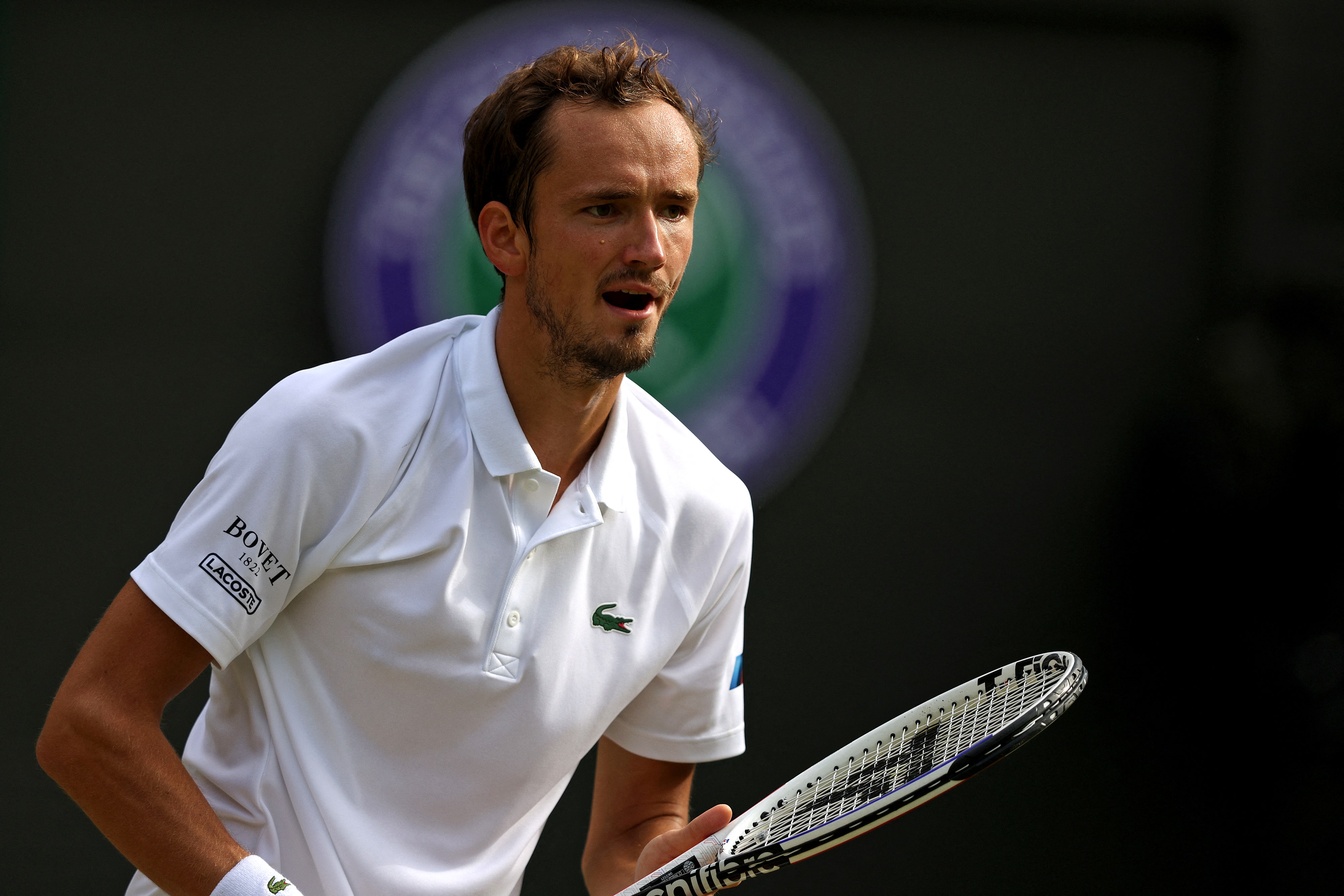 Wimbledon bans Russian and Belarusian tennis players in response to Ukraine invasion