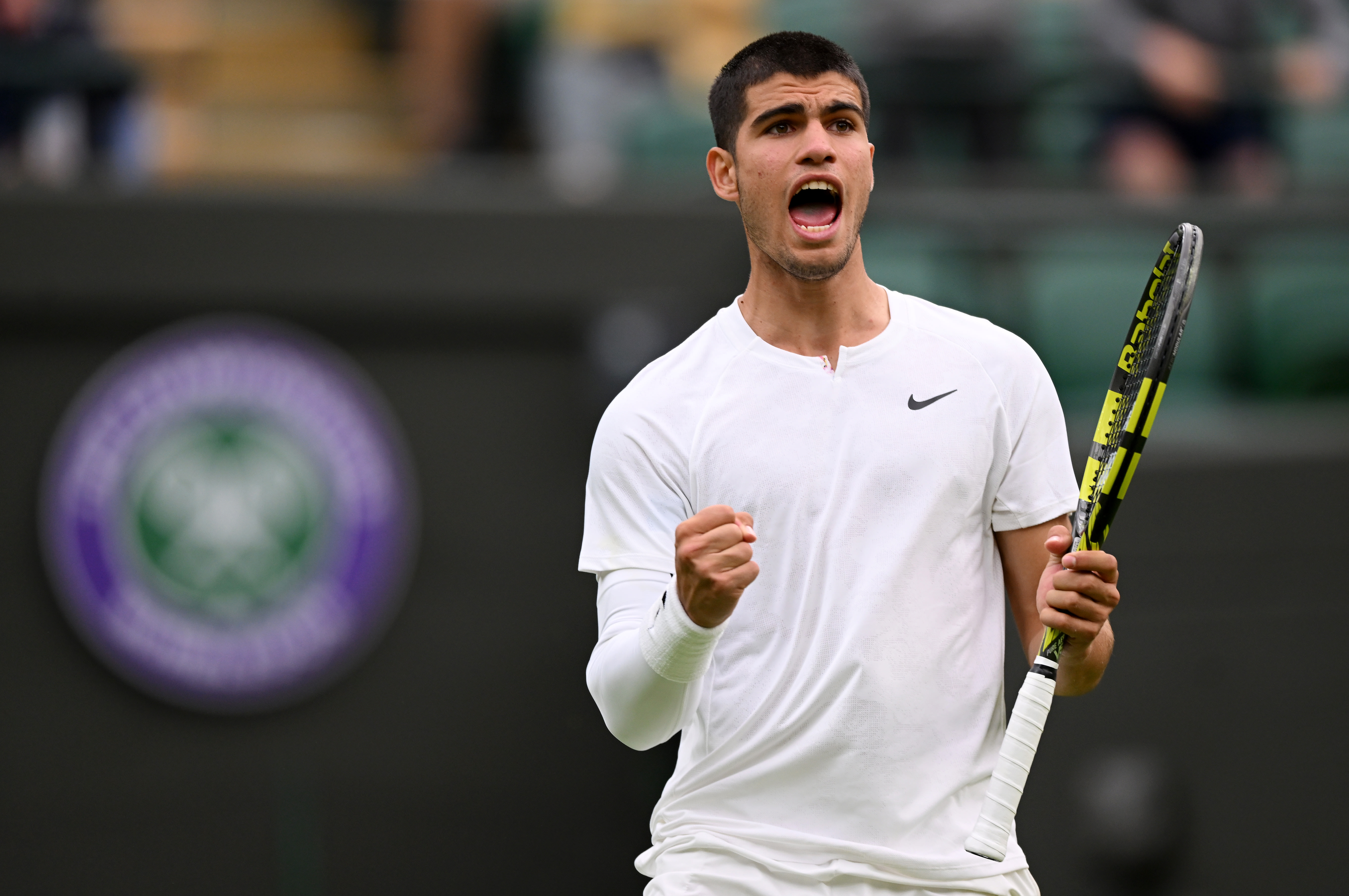 At Wimbledon, Carlos Alcaraz fends off Jan-Lennard Struffs barrage of big serves and relentless net rushes to survive in five