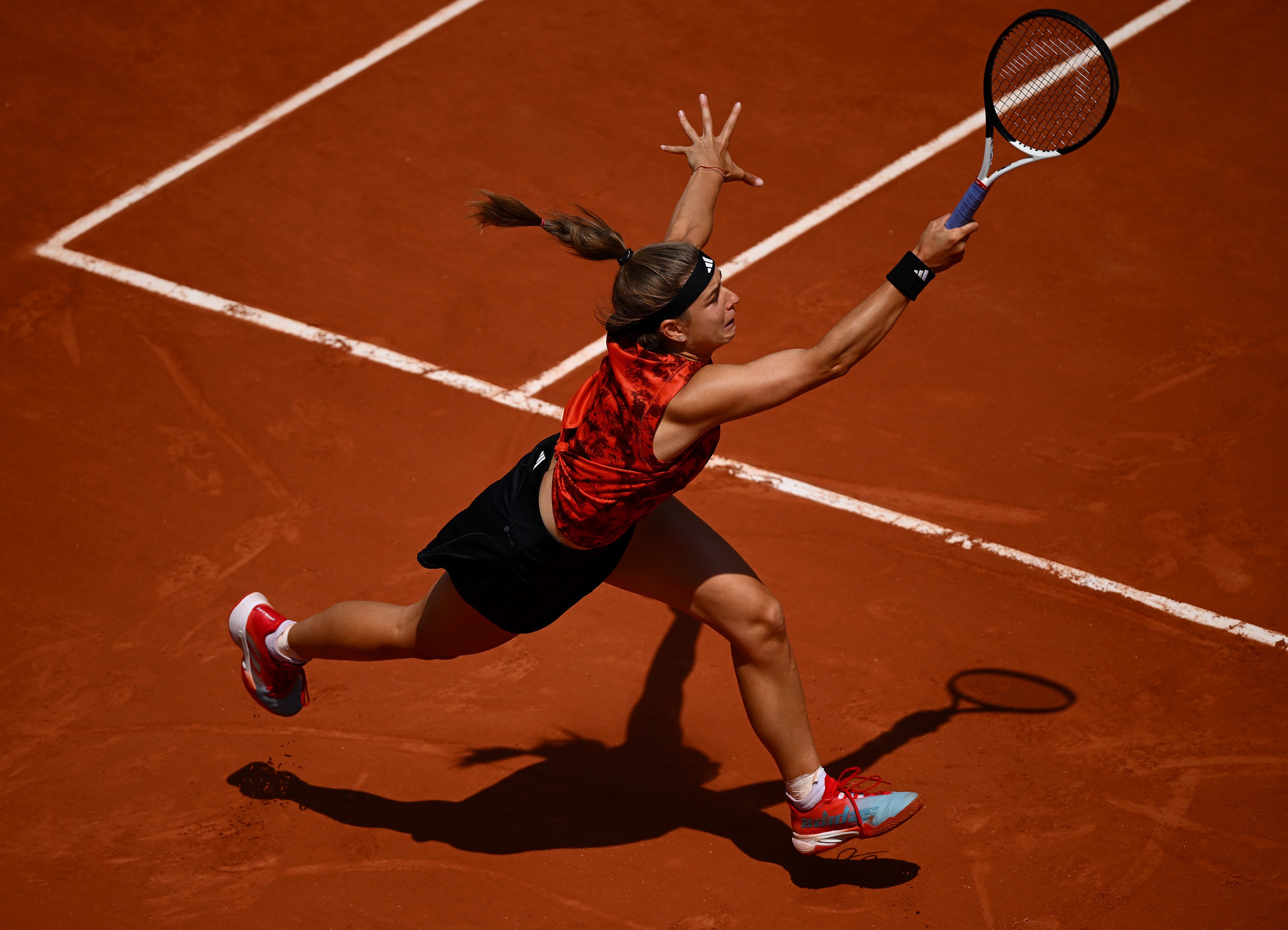 Bia Haddad encara número 1 do mundo na semifinal de Roland Garros