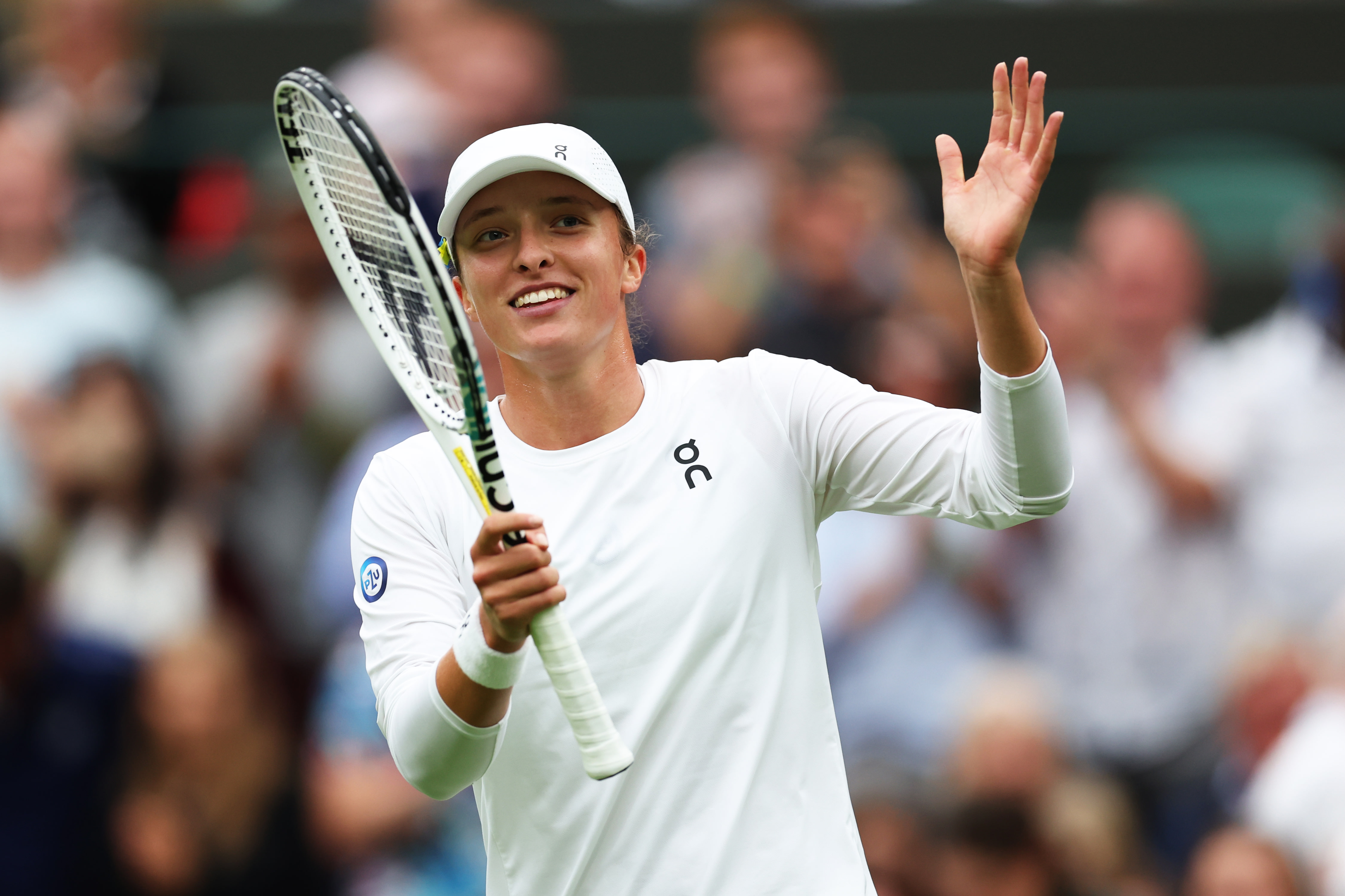Iga Swiatek wins 15th consecutive opening round at a major to launch Wimbledon bid