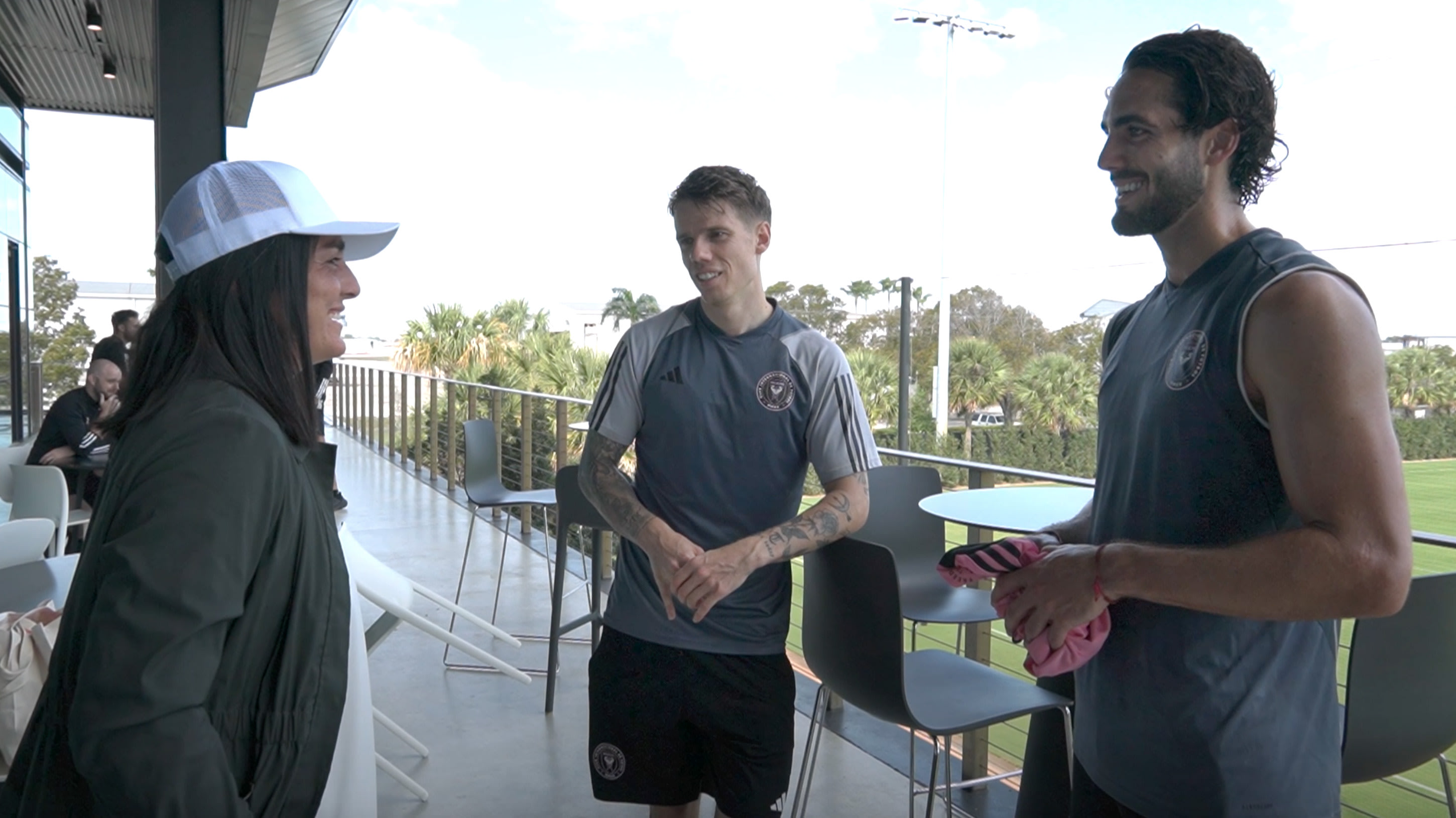 Ons Jabeur rencontre Leonardo Campana et Robert Taylor lors de l’entraînement de l’Inter Miami CF
